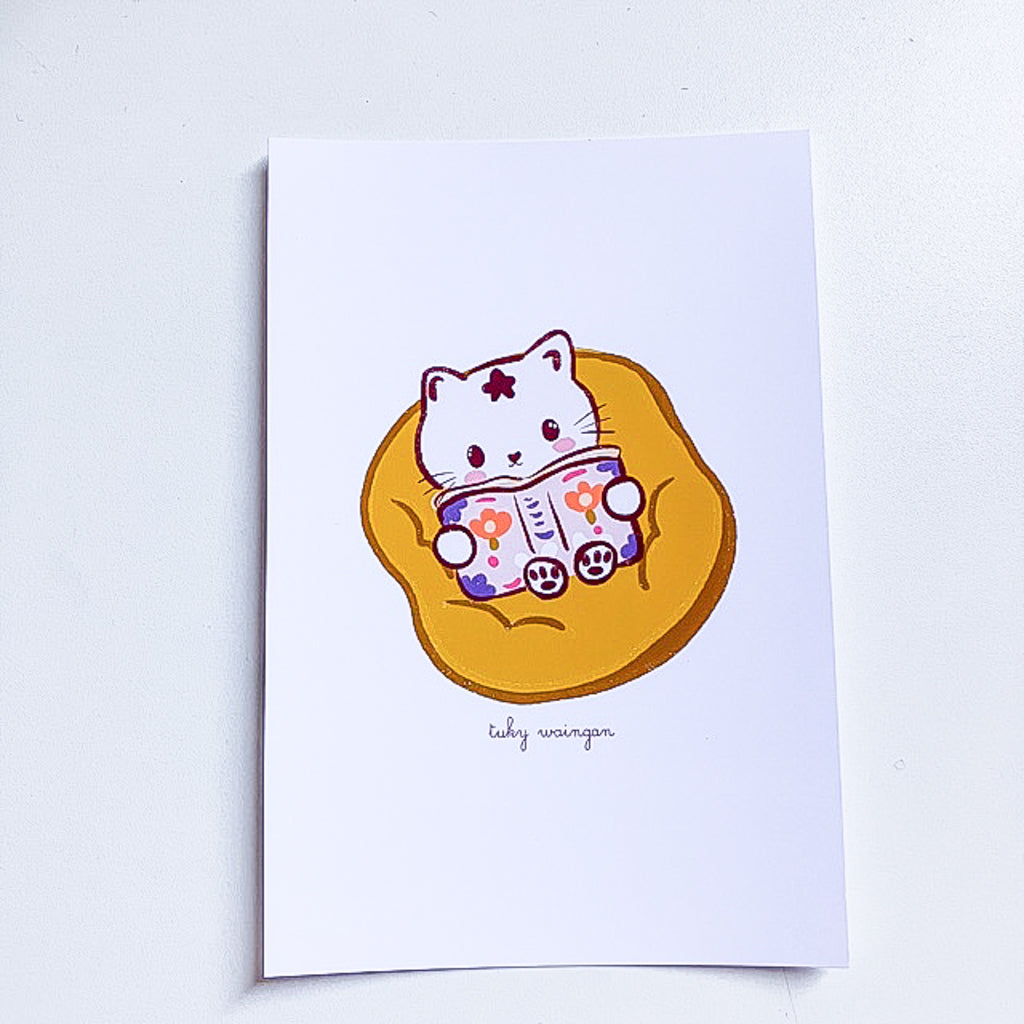 Postal Ilustrada, tarjeta 10x15 cm. Gatita Lectora