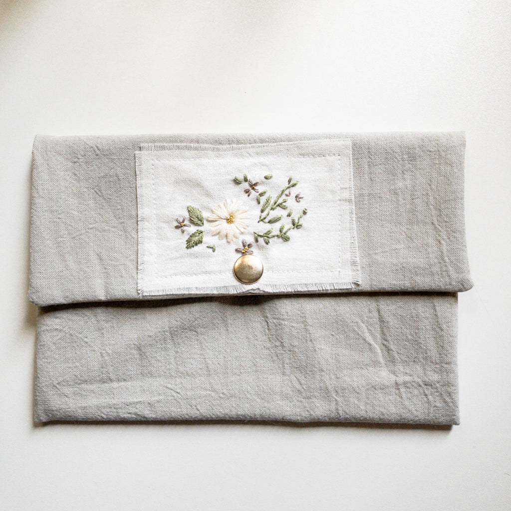 Cartuchera bordada a mano con tela tusor premium Gris