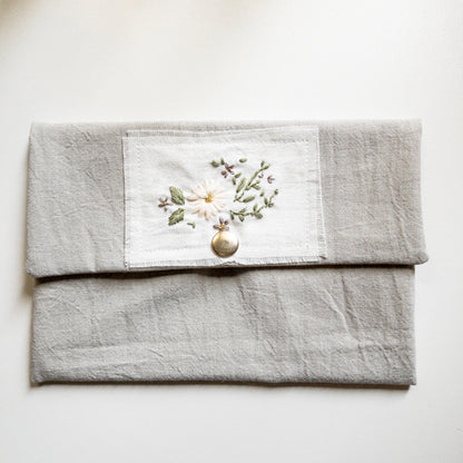 Cartuchera bordada a mano con tela tusor premium Gris