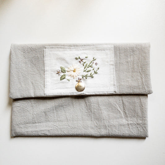 Cartuchera bordada a mano con tela tusor premium Gris