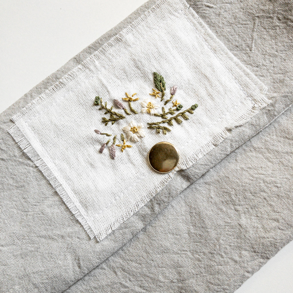 Cartuchera bordada a mano con tela tusor premium Gris