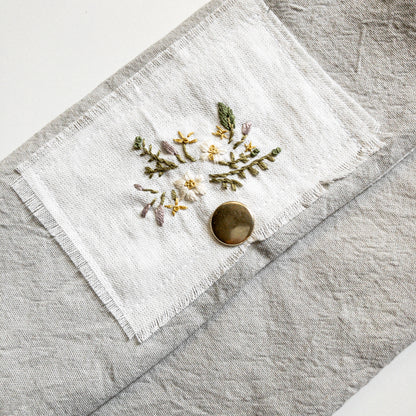 Cartuchera bordada a mano con tela tusor premium Gris