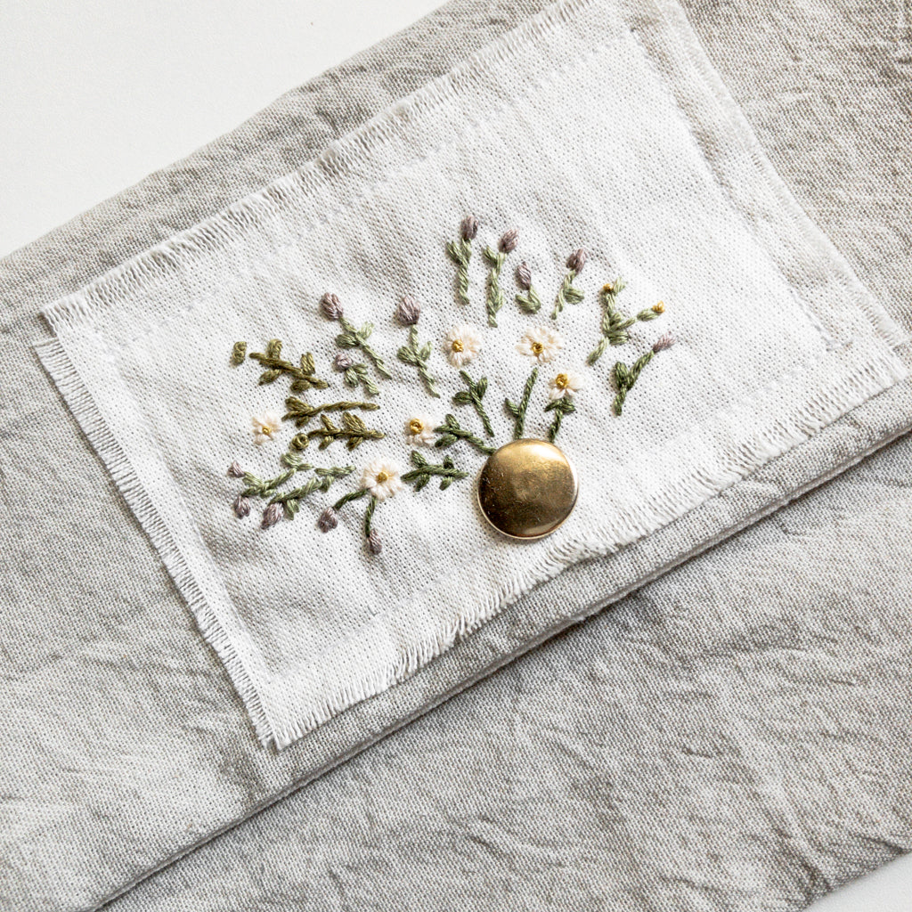 Cartuchera bordada a mano con tela tusor premium Gris