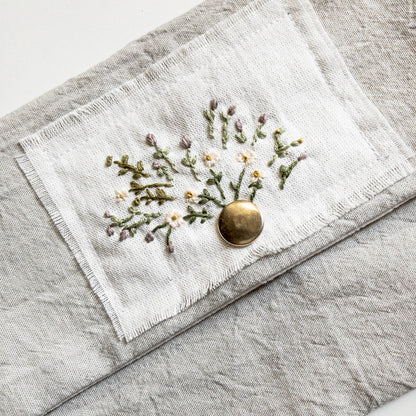 Cartuchera bordada a mano con tela tusor premium Gris