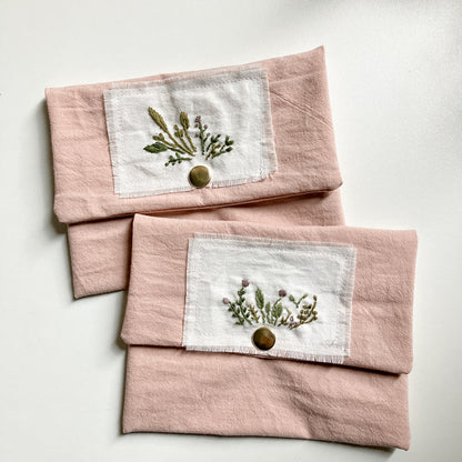Cartuchera bordada a mano con tela tusor premium Rosa