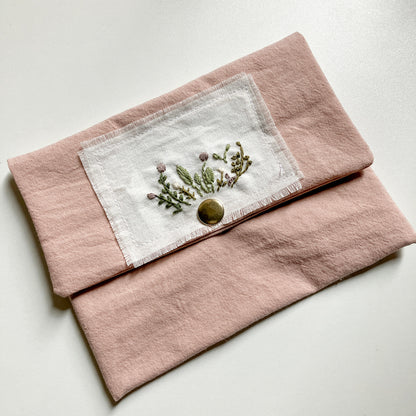 Cartuchera bordada a mano con tela tusor premium Rosa