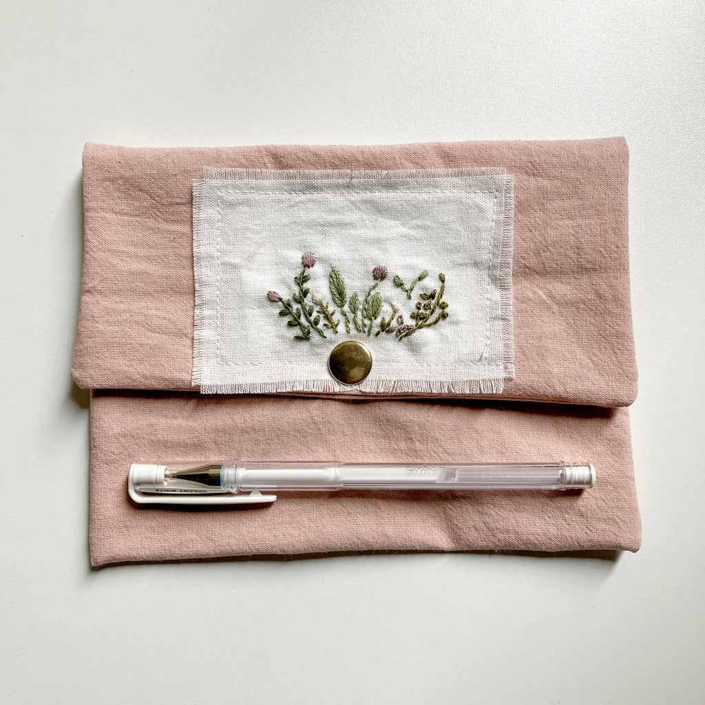 Cartuchera bordada a mano con tela tusor premium Rosa