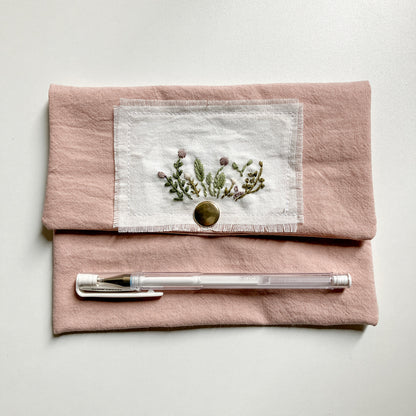 Cartuchera bordada a mano con tela tusor premium Rosa