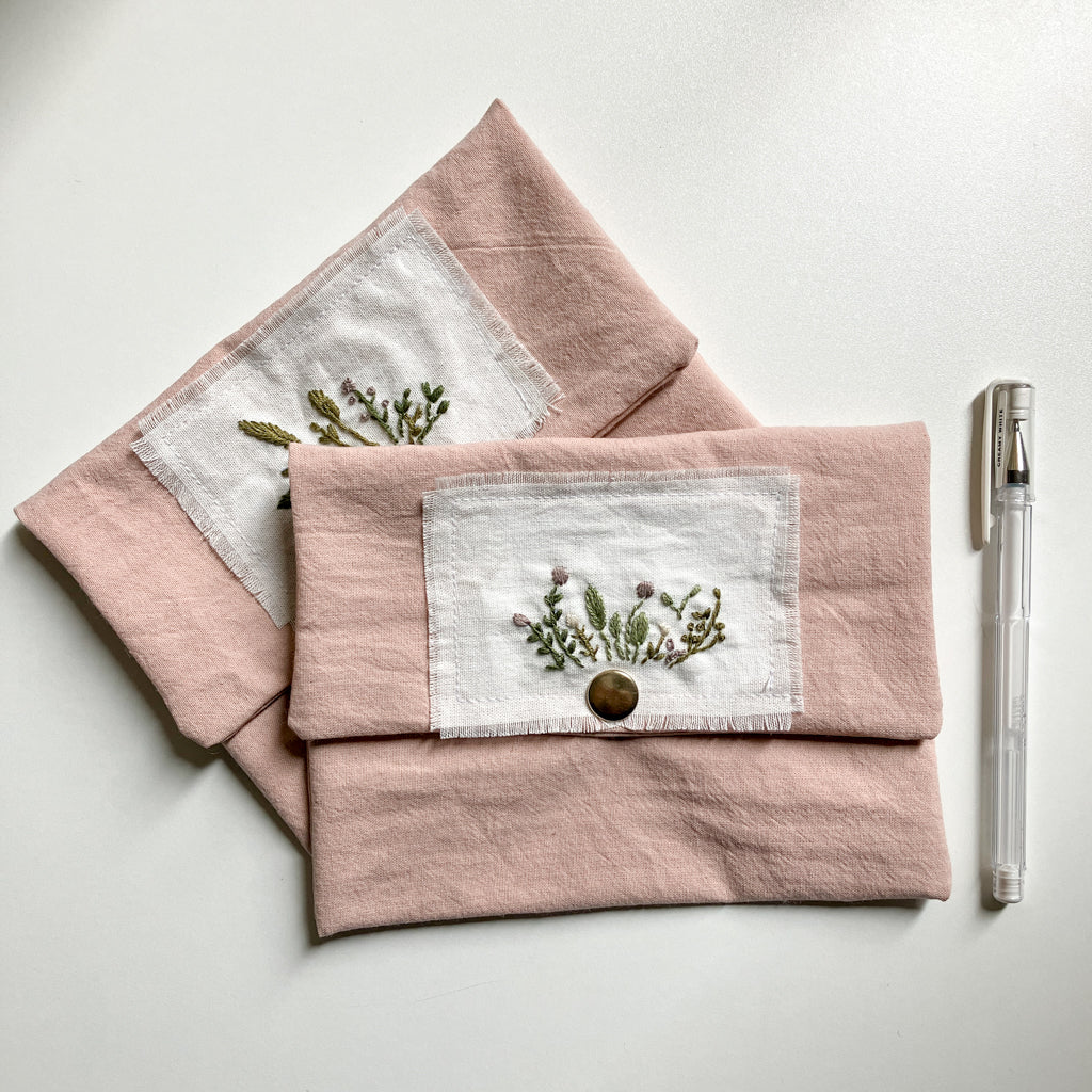 Cartuchera bordada a mano con tela tusor premium Rosa