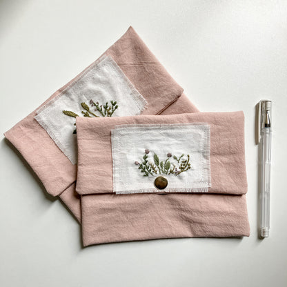 Cartuchera bordada a mano con tela tusor premium Rosa