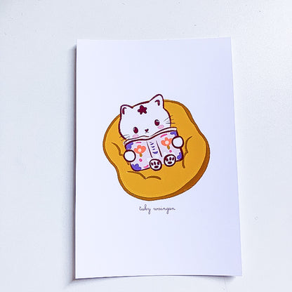 Postal Ilustrada, tarjeta 10x15 cm. Gatita Lectora