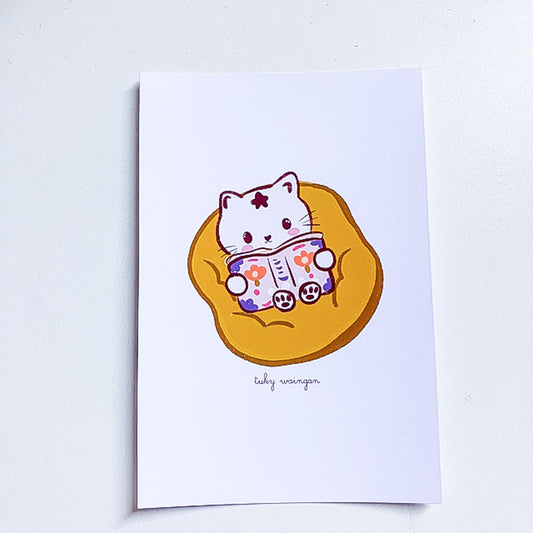 Postal Ilustrada, tarjeta 10x15 cm. Gatita Lectora
