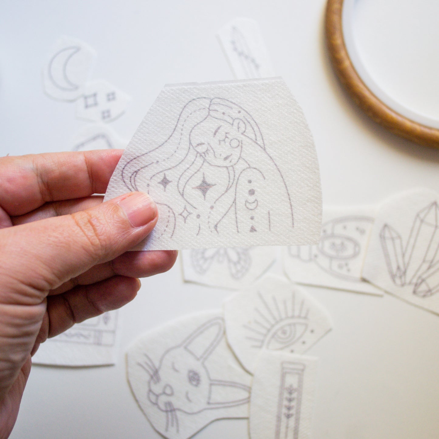 Stickers Hidrosoluble "Sabiduría Mística" para Bordar – Kit Floral Autoadhesivo
