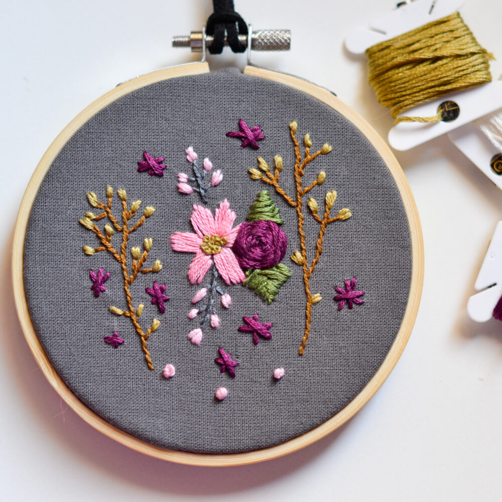 bordado floral violeta bordado a mano bordado artesanal corazón bordado a mano en bastidor detalle bordado regalos originales bordado